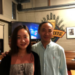 父女挡1982届的宋文龙(左一)和2013届的宋瑞娇(右一)