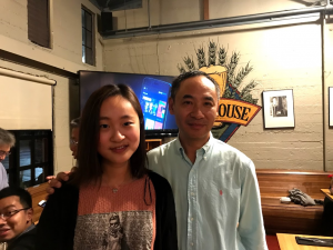 父女挡1982届的宋文龙(左一)和2013届的宋瑞娇(右一)